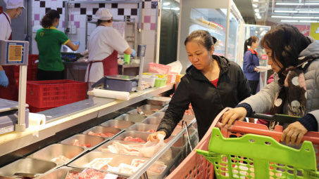 Siêu thị "tung" khuyến mãi, giảm giá thịt heo trên diện rộng