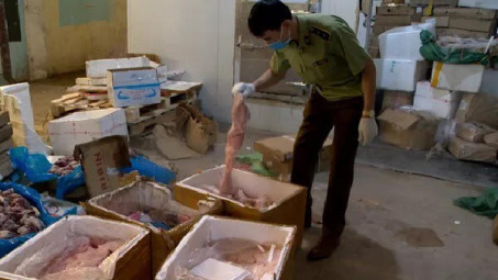 Hà Nội: Bắt giữ một lượng lớn thực phẩm  đông lạnh không rõ nguồn gốc