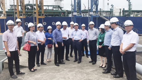 Thứ trưởng Bộ Giao thông Vận tải Nguyễn Văn Công làm việc với Petrolimex Quảng Ninh về phương án quy hoạch Cảng dầu B12