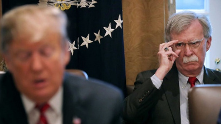 [Quốc tế nổi bật] Người cũ của ông Trump lại "xát muối"