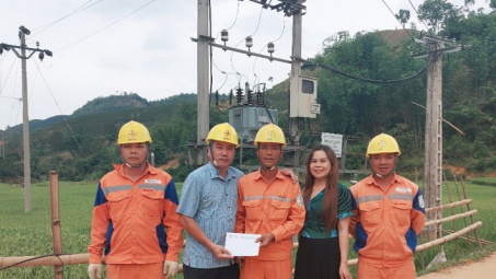 Xí nghiệp dịch vụ điện lực Sơn La: Tiếp sức, động viên người lao động mùa nắng nóng
