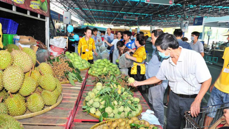 MM Mega Market Việt Nam bán hàng trên xe tải hỗ trợ nông dân