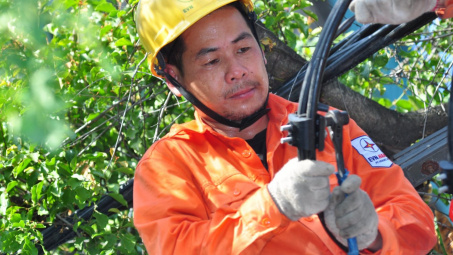 “Lính áo cam” vất vả khi vào hè