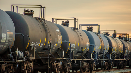 Giá dầu thô giảm nhẹ, tồn trữ dầu tại Hoa Kỳ tiếp tục tăng trở lại