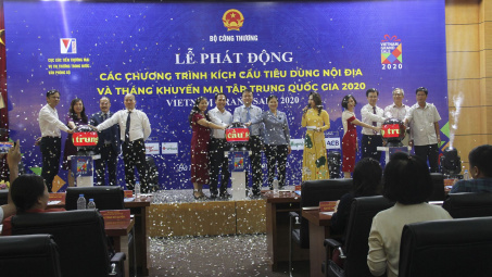 Trong tháng 7, người dân cả nước được mua hàng giảm giá lên tới 100%