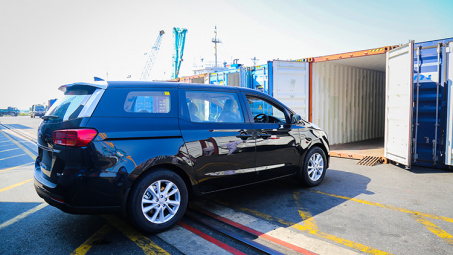 80 xe Kia Grand Carnival vừa được Thaco xuất khẩu sang Thái Lan