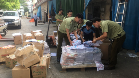 Tạm giữ hơn 2.000kg bìa và ruột sách có dấu hiệu in lậu giữa lòng Thủ đô