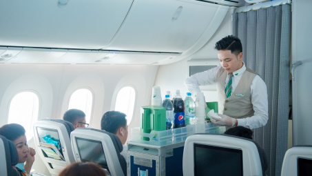 Nam tiếp viên 10X bật mí câu chuyện bỏ học đại học để theo đuổi đam mê