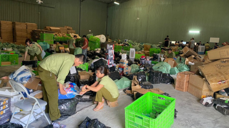 Truy quét tụ điểm hàng lậu khủng tại Cảng ICD Mỹ Đình với trên 100.000 sản phẩm