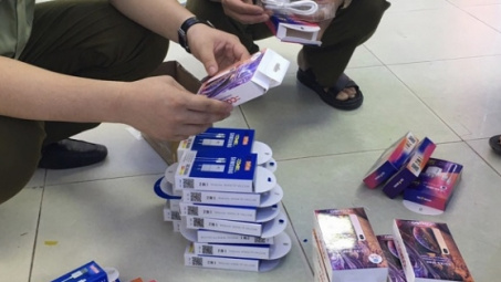 Hà Giang: Tạm giữ hơn 160 phụ kiện điện thoại có dấu hiệu giả mạo nhãn hiệu Apple, Samsung
