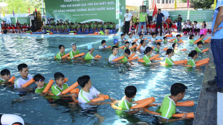 Nestlé MILO phối hợp triển khai dạy trẻ em bơi và phòng chống đuối nước
