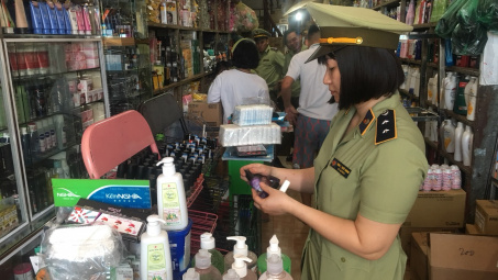 Thu giữ gần 3.000 sản phẩm nghi hàng giả, hàng nhái ở Bắc Giang