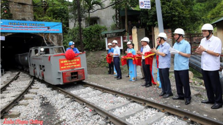 Đón tấn than đầu tiên từ khu Đồng Vông đi Nhà máy Tuyển than Vàng Danh
