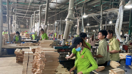 Đề xuất tháo gỡ tình trạng ván ghép thanh bị ùn tắc tại các cảng biển