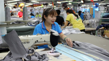 Standard Chartered cung cấp 2,7 triệu USD hỗ trợ May Bắc Giang LGG sản xuất khẩu trang