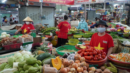 Ngày đầu đi chợ bằng phiếu tại Đà Nẵng: Phòng dịch nghiêm ngặt, người dân yên tâm mua sắm