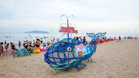 Central Retail Việt Nam tặng 35 mô hình “Cá voi ăn rác thải nhựa”