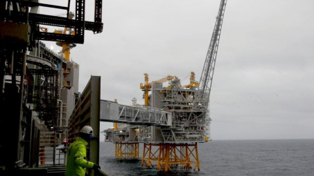 Giá dầu thô bật tăng mạnh, Ả-rập Xê-út có thể cắt giảm sản lượng