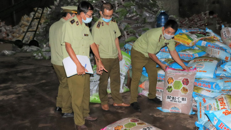 Phát hiện 4,4 tấn phân bón hết hạn sử dụng, không nhãn mác