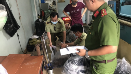 Phát hiện hơn 4.600 đôi giầy giả mạo nhãn hiệu, không rõ nguồn gốc xuất xứ