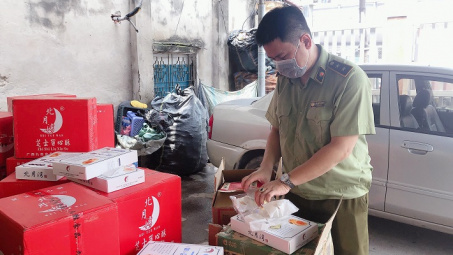 Hà Nội: Phát hiện lượng lớn bánh kẹo, bánh trung thu không rõ nguồn gốc đem đi tiêu thụ