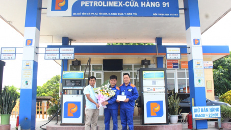 Chi nhánh Xăng dầu Hưng Yên khen thưởng Cửa hàng đạt thành tích xuất sắc tháng 8/2020