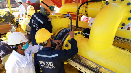 Hoàn tất bảo dưỡng trên cạn, phao SPM được kéo ra biển