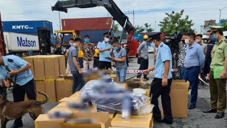 Bắt giữ lô thuốc lá giả nhãn hiệu 555 trị giá khoảng 30 tỉ đồng