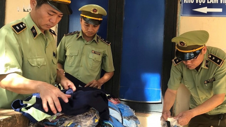 Tịch thu gần 1.700 áo hiệu Adidas ngụy trang trong bao tải