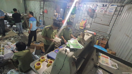 Hà Nội: Hàng tấn sách thành phẩm giả NXB Giáo dục Việt Nam bị thu giữ