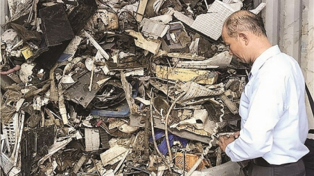 Buộc 30 hãng tàu tái xuất trên 1.000 container phế liệu