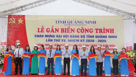 Gắn biển công trình chào mừng Đại hội Đảng bộ tỉnh Quảng Ninh lần thứ XV, nhiệm kỳ 2020-2025