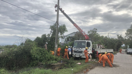 EVNCPC dồn sức xử lý sự cố điện do bão tại Thừa Thiên – Huế