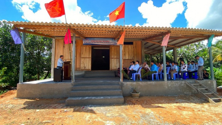 Niềm vui của người mẹ Tà Ôi Hồ Thị Clenh (Kan Choan) trong ngôi nhà mới.