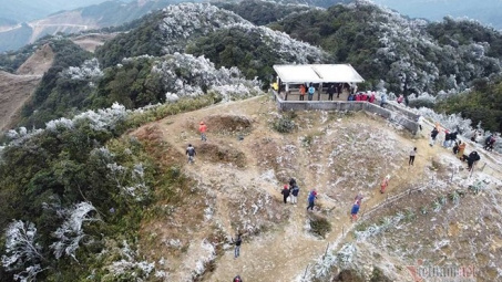 Thời tiết 11-1: Miền Bắc chìm sâu trong khối không khí lạnh, vùng núi xuất hiện băng tuyết trên diện rộng