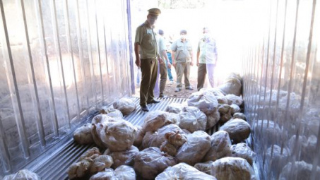 Phát hiện kho đông lạnh chứa trên 16 tấn thịt gia cầm đã bốc mùi tại Bình Phước