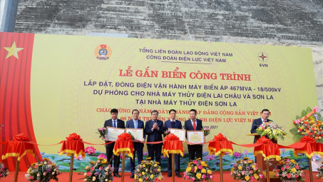 Gắn biển công trình lắp đặt, đóng điện vận hành máy biến áp 500kV dự phòng cho NMTĐ Lai Châu và Sơn La