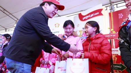 Vietjet mang niềm vui Tết đến với bà con dân tộc