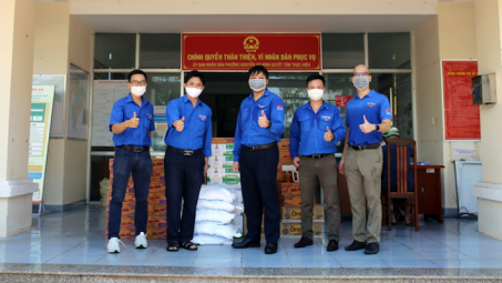 Đoàn Thanh niên Vietsovpetro trao tặng túi An sinh san sẻ yêu thương