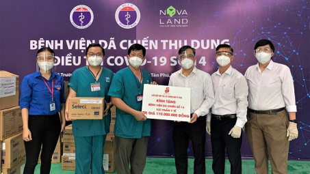 Saigon Co.op trao tặng vật phẩm y tế cho tuyến đầu chống dịch