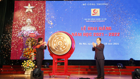 [Tin ảnh] Bộ trưởng Nguyễn Hồng Diên đánh trống khai giảng tại Trường Đại học Công nghiệp Hà Nội