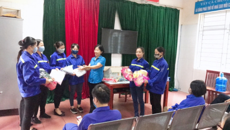 Than Thống Nhất: Áo dài - Trao gửi yêu thương