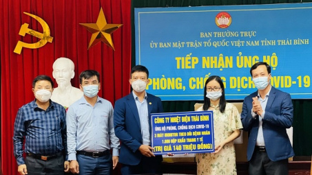 Công ty Nhiệt điện Thái Bình ủng hộ thiết bị y tế chung tay phòng, chống dịch COVID-19