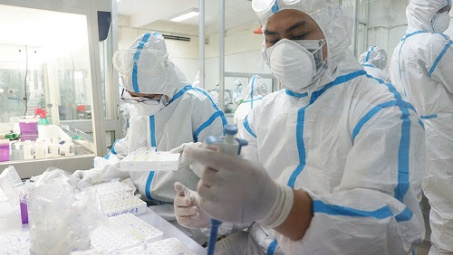 Đề xuất tạm dừng kinh doanh tạm nhập, tái xuất trang phục phòng chống dịch