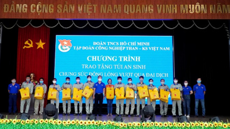 Tuổi trẻ TKV: Những món quà nhỏ mang theo tình cảm lớn