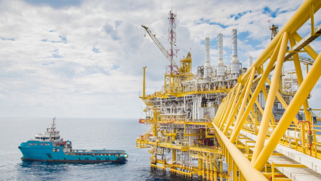 Giá dầu thô bật tăng mạnh trở lại, Hoa Kỳ không xả bán kho dự trữ dầu chiến lược