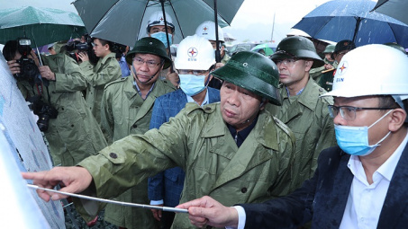 Phó Thủ tướng Chính phủ Lê Văn Thành kiểm tra công trường thi công Nhà máy Thủy điện Hòa Bình mở rộng