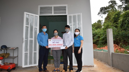 Trao “Mái ấm Công đoàn” - Trao niềm vui tới gia đình người lao động gặp khó khăn