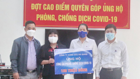 Petrolimex Hà Giang tiếp tục ủng hộ 150 triệu đồng tăng cường phòng, chống dịch Covid-19 tại Tỉnh