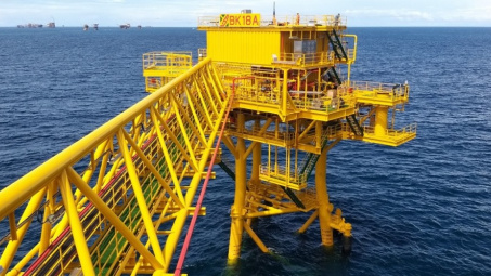 Khai thác dòng dầu đầu tiên từ Giàn BK-18A (mỏ Bạch Hổ)